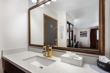 Standard Room, 2 Queen Beds, Non Smoking, Refrigerator & Microwave (Pet Friendly)