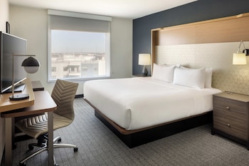 1 Bedroom Suite, 1 King, Sofa bed, City view, High floor