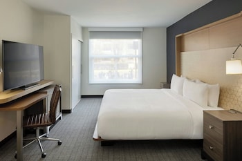 1 Bedroom Suite, 1 King, Sofa bed, City view