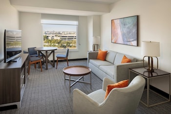 1 Bedroom Suite, 1 King, Sofa bed, City view, High floor