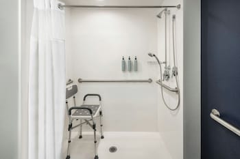 Room, 2 Queen Beds, Non Smoking, City View (Mobility/Hearing Access, Roll-in Shwr)