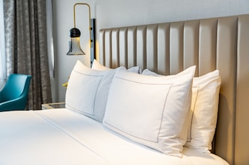 Deluxe Room, 1 King Bed, Accessible, Bathtub (Mobility & Hearing)