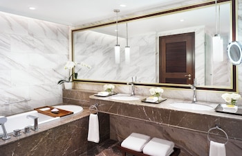Club Suite, 1 King Bed, Club Lounge Access (Sanctuary)