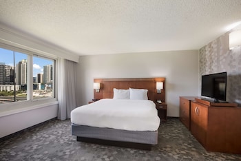 Suite, 1 King Bed with Sofa bed, Accessible (Hearing One Bedroom)