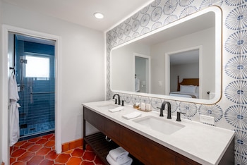 Suite, 1 Bedroom (2 Queens & 1 Sofa Bed)