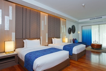 Suite, 2 Twin Beds, Pool View (Furnished Balcony)