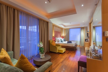 Suite, 1 King Bed, Balcony, Sea View