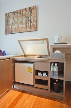 Suite, 1 King Bed, Pool View (Furnished Balcony)