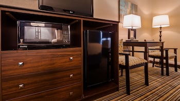 Suite, 1 King Bed, Non Smoking, Jetted Tub (with Sofabed)