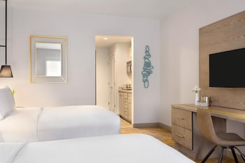 Room, 2 Queen Beds, Microwave, Pool View