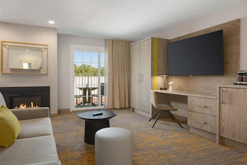 Junior Suite, 1 King Bed with Sofa bed, Balcony, Pool View