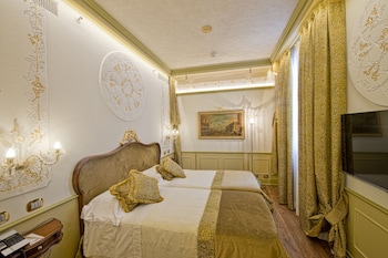 Junior Suite with partial city or courtyard view