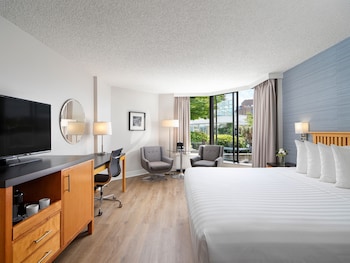 Standard Room, 1 King Bed (Laurel Wing )