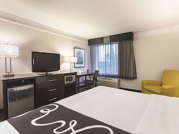 Deluxe Room, 1 King Bed, Non Smoking (Mobility, Bathtub w/Grab Bars)