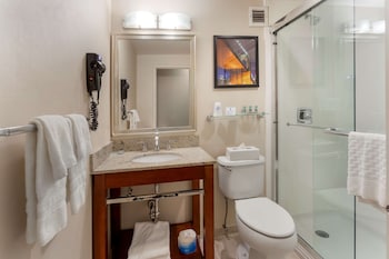 Standard Room, 1 Queen Bed, Non Smoking, Refrigerator & Microwave