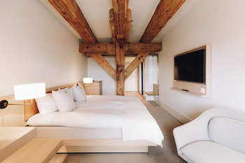 Deluxe Room, 1 King Bed (Waterfront)