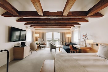 Suite, Tower (Waterfront)