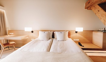 Deluxe Room, 1 King Bed (Waterfront)