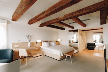 Suite, Tower (Waterfront)