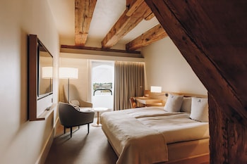 Deluxe Room, 1 King Bed (Waterfront)