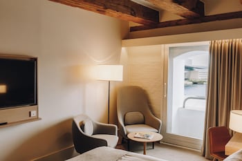 Deluxe Room, 1 King Bed (Waterfront)