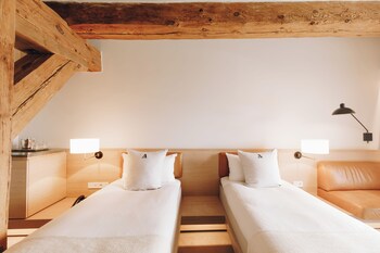Deluxe Room, 2 Twin Beds (Waterfront)
