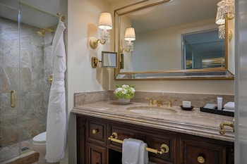 Deluxe Room, 2 Queen Beds (Guest)
