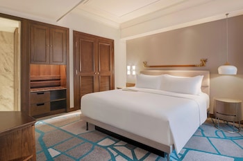 1 King Bed, Club Lounge Access, Junior Suite