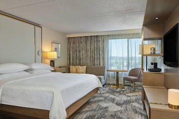 Club Room, 1 King Bed (Mobility Accessible, Tub)