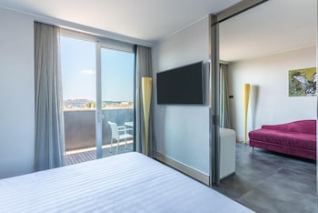 Junior Suite, 1 King Bed, Terrace, City View