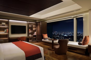 Grand Deluxe Premier King with Club Lounge Access
