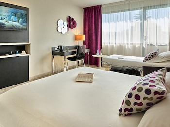 Family Room, 1 Queen Bed, Non Smoking (with Single Sofabed)