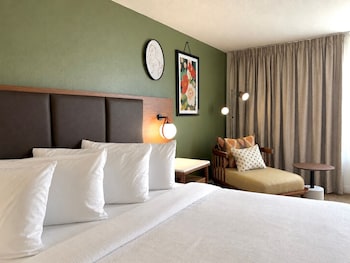 Deluxe Room, 1 King Bed