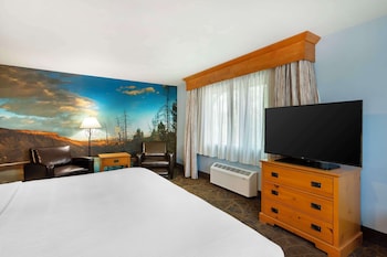 Standard Room, 1 King Bed, Non Smoking, Jetted Tub (Oversized Room)