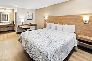 Premium Room, 1 King Bed, Accessible (Upgraded Bedding & Snack, Smoke Free)