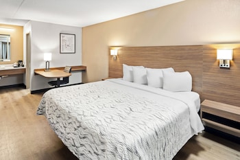 Premium Room, 1 King Bed (Upgraded Bedding & Snack, Smoke Free)