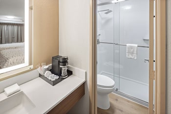 Standard Room, 1 King Bed (Smoke Free)