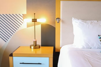 Room, 1 King Bed, Non Smoking (Mobility/Hearing Access, Roll-in Shwr)