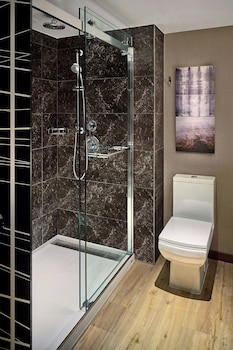 Room, 2 Queen Beds, Roll-in Shower