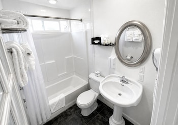 Premium Studio Suite, Kitchen, Courtyard Area