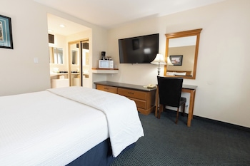 Standard Room, 1 Queen Bed Upstairs (1 Queen Bed Nonsmoking)