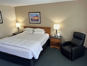 Standard Room, 1 King Bed Upstairs (1 King Bed Nonsmoking)