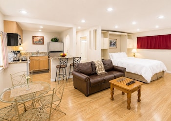 Premium Studio Suite, Kitchen, Courtyard Area
