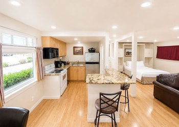 Premium Studio Suite, Kitchen, Courtyard Area