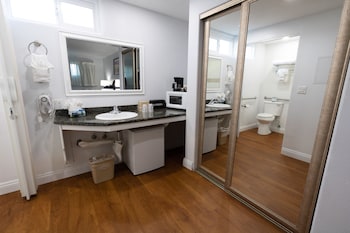 Standard Room, 1 Queen Bed Upstairs (1 Queen Bed Nonsmoking)