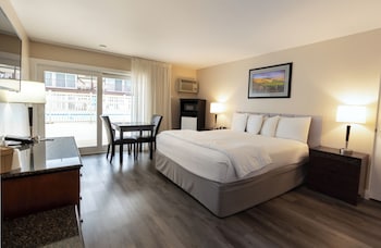 Signature Room, 1 King Bed Ground Floor, Patio (1 king bed nonsmoking)
