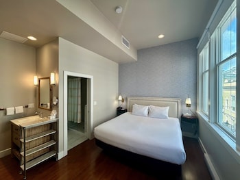 Premium Room, 1 King Bed, City View