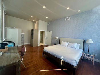 Premium Room, 1 King Bed, City View
