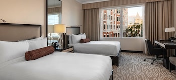 Fairmont Gold, Double Room, 2 Double Beds, Club Lounge Access, City View