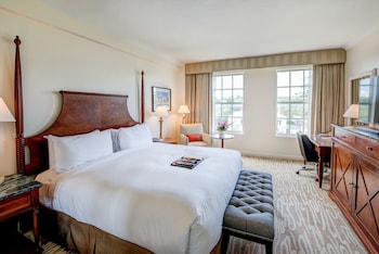 Junior Suite, 1 King Bed, 2 Bathrooms, City View (Sofa Bed)